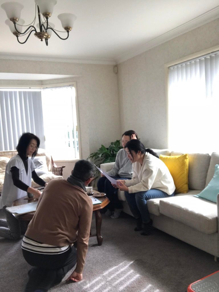 美容調整サロンのセラピストと話す石川譲