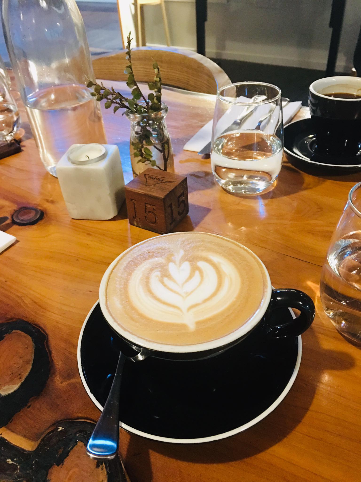 カフェのテーブルに置かれたコーヒー